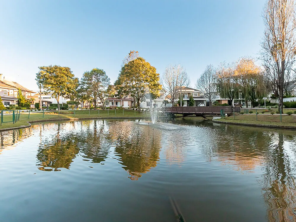 Lago — espelho d’água e área de contemplação
