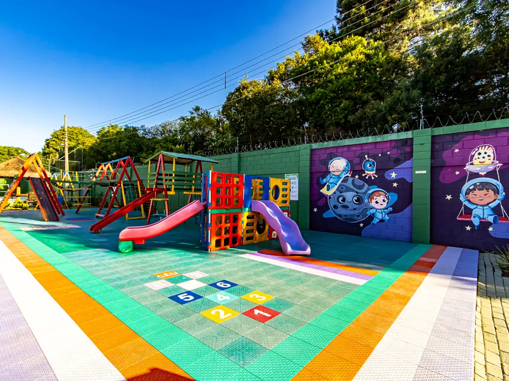 Playground — área infantil entre as árvores